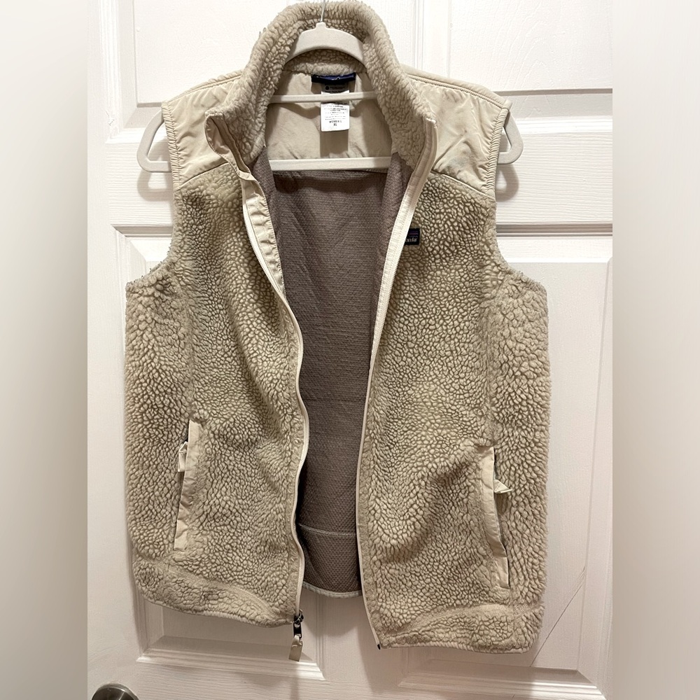 Patagonia Women’s Beige Shearling Retro Pile Vest - Size XL